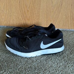 Nike Flex Experience RN6 Black Mesh Sneakers with White Accents, 8.5